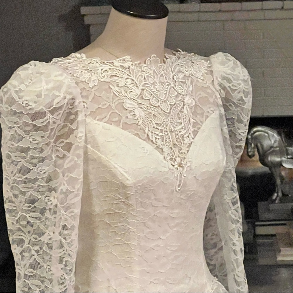 Vintage Lace Wedding Dress - Picture 4 of 9